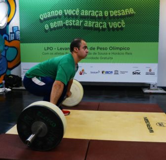 200 pessoas abraçaram o desafio de levantar pesos olímpicos em terminal de ônibus